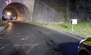 Kurz vor dem Tunnel war das Fahrzeug nach rechts auf den Bordstein gekommen, dann herumgeschleudert worden. - Polizei Höxter Kurz vor dem Tunnel war das Fahrzeug nach rechts auf den Bordstein gekommen, dann herumgeschleudert worden. - Polizei Höxter
