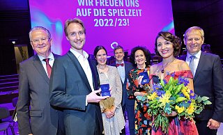 Auf die Spielzeit freuen sich (v.l.) Werner Dressler, Schauspieltaler-Preisträger Simon Heinle, Ute Welscher, Michael Dickob und Christiane Pfitzner, Operntaler-Preisträgerin Dusica Bijelic und Reinhold Decker. - Barbara Franke Auf die Spielzeit freuen sich (v.l.) Werner Dressler, Schauspieltaler-Preisträger Simon Heinle, Ute Welscher, Michael Dickob und Christiane Pfitzner, Operntaler-Preisträgerin Dusica Bijelic und Reinhold Decker. - Barbara Franke