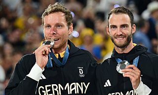 Silber ist der größte Erfolg ihrer Karriere: Nils Ehlers (l.) und Clemens Wickler. - Sina Schuldt/dpa Silber ist der größte Erfolg ihrer Karriere: Nils Ehlers (l.) und Clemens Wickler. - Sina Schuldt/dpa