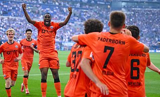 Die Mannschaft des SC Paderborn jubelt nach dem Tor zum 2:0 auf Schalke. Am höchsten springt dabei Stürmer Ilyas Ansah, der den Treffer genial vorbereitet hatte. - Teresa Kroeger Die Mannschaft des SC Paderborn jubelt nach dem Tor zum 2:0 auf Schalke. Am höchsten springt dabei Stürmer Ilyas Ansah, der den Treffer genial vorbereitet hatte. - Teresa Kroeger