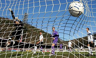 Am 24. Februar 2008 kassierte der SCP eine 0:6-Schlappe im Kellerduell bei Erzgebirge Aue. Paderborns Torwart Lukas Kruse (l.) streckte sich auch in dieser Szene vergeblich. - picture-alliance/ dpa Am 24. Februar 2008 kassierte der SCP eine 0:6-Schlappe im Kellerduell bei Erzgebirge Aue. Paderborns Torwart Lukas Kruse (l.) streckte sich auch in dieser Szene vergeblich. - picture-alliance/ dpa
