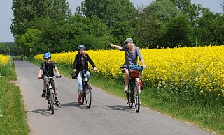 Auf überwiegend befestigten Wegen führt die Route, die viele idyllische Ausblicke bietet. - Biologische Station Ravensberg Auf überwiegend befestigten Wegen führt die Route, die viele idyllische Ausblicke bietet. - Biologische Station Ravensberg