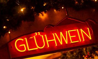 Ungeachtet der Farbe ist Glühwein besonders in der Vorweihnachtszeit beliebt. - Monika Skolimowska/dpa Ungeachtet der Farbe ist Glühwein besonders in der Vorweihnachtszeit beliebt. - Monika Skolimowska/dpa