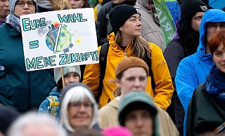«Eure Wahl = Meine Zukunft»: Demonstrierende auf dem Königsplatz in München. - Sven Hoppe/dpa «Eure Wahl = Meine Zukunft»: Demonstrierende auf dem Königsplatz in München. - Sven Hoppe/dpa