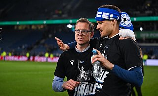 Sport-Geschäftsführer Michael Mutzel und Joel Felix feiern den Einzug in das Pokal-Endspiel. - Teresa Kroeger Sport-Geschäftsführer Michael Mutzel und Joel Felix feiern den Einzug in das Pokal-Endspiel. - Teresa Kroeger