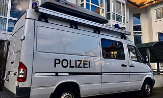 Die Mordkommission ist am Freitagnachmittag noch am Tatort tätig. - Jens Reichenbach Die Mordkommission ist am Freitagnachmittag noch am Tatort tätig. - Jens Reichenbach