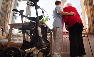 Zuwendung ist wichtig: Eine Pflegerin (l.) und die Bewohnerin eines Pflegeheims schauen zusammen aus einem Fenster. Im Kreis Herford wird der Pflegebedarf durch das Altern der Babyboomer deutlich zunehmen. - dpa Zuwendung ist wichtig: Eine Pflegerin (l.) und die Bewohnerin eines Pflegeheims schauen zusammen aus einem Fenster. Im Kreis Herford wird der Pflegebedarf durch das Altern der Babyboomer deutlich zunehmen. - dpa
