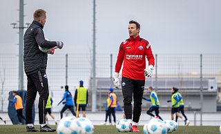 Manuel Riemann (r). absolviert am Mittwoch unter Torwarttrainer Nico Burchert seine erste Trainingseinheit in Paderborn. Von SCP-Coach Lukas Kwasniok hat der 36-Jährige prompt eine Stammplatzgarantie erhalten. - Niklas Tüns Manuel Riemann (r). absolviert am Mittwoch unter Torwarttrainer Nico Burchert seine erste Trainingseinheit in Paderborn. Von SCP-Coach Lukas Kwasniok hat der 36-Jährige prompt eine Stammplatzgarantie erhalten. - Niklas Tüns