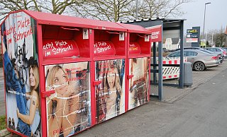 Drei Altkleidercontainer eines gewerblichen Sammelunternehmens befinden sich auf dem Parkplatz des WEZ-Markt an der Weserstraße. Die Kreisverwaltung versucht nun alle Containerstandorte zu ermitteln. - Nicole Bliesener Drei Altkleidercontainer eines gewerblichen Sammelunternehmens befinden sich auf dem Parkplatz des WEZ-Markt an der Weserstraße. Die Kreisverwaltung versucht nun alle Containerstandorte zu ermitteln. - Nicole Bliesener