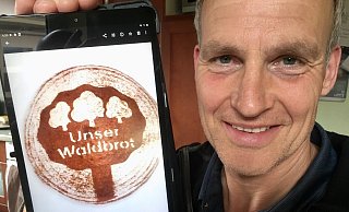 Waldbrot aufgelegt: Detlef Becker, gelernter Bäckermeister aus Greffen,hat als Bezirksleiter des Back-Rohstofflieferanten CSM Deutschland das Sponsoringprojekt bei elf Bäckereien im Ruhrgebiet angestoßen. - Robert Becker Waldbrot aufgelegt: Detlef Becker, gelernter Bäckermeister aus Greffen,hat als Bezirksleiter des Back-Rohstofflieferanten CSM Deutschland das Sponsoringprojekt bei elf Bäckereien im Ruhrgebiet angestoßen. - Robert Becker