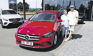 Fast vier Wochen haben Monika und Max Gnauck auf die Zulassung ihres neuen Wagens gewartet. „Aber dann kam zum Datum unseres 49. Hochzeitstages der erlösende Anruf“, so Monika Gnauck. Der Ärger ist vergessen. „Danke, liebe Kfz-Zulassungsstelle“, sagen die beiden. - dfdf Fast vier Wochen haben Monika und Max Gnauck auf die Zulassung ihres neuen Wagens gewartet. „Aber dann kam zum Datum unseres 49. Hochzeitstages der erlösende Anruf“, so Monika Gnauck. Der Ärger ist vergessen. „Danke, liebe Kfz-Zulassungsstelle“, sagen die beiden. - dfdf