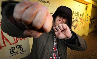 Symbolfoto: Ein Faustschlag traf den 22-Jährigen direkt aufs Ohr. Er verlor für Stunden sein Gehör und leidet auch Tage später noch an den Folgen. - Andreas Fruecht Symbolfoto: Ein Faustschlag traf den 22-Jährigen direkt aufs Ohr. Er verlor für Stunden sein Gehör und leidet auch Tage später noch an den Folgen. - Andreas Fruecht