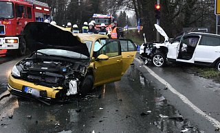 Ein weißer Seat bremste an einer Kreuzung in Verl zu spät und konnte so einen schweren Auffahrunfall nicht mehr verhindern. Er löste eine Kettenreaktion aus, drei Wagen landeten im Graben. - Andreas Eickhoff Ein weißer Seat bremste an einer Kreuzung in Verl zu spät und konnte so einen schweren Auffahrunfall nicht mehr verhindern. Er löste eine Kettenreaktion aus, drei Wagen landeten im Graben. - Andreas Eickhoff