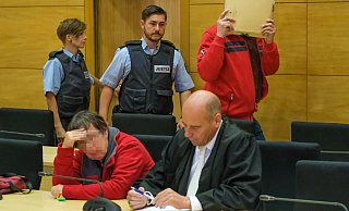 Verborgen: Bei der Verhandlung gegen den wegen Missbrauchs angeklagten Bad Oeynhausener Physiotherapeuten schützen beide Angeklagten ihr Gesicht vor den Fotografen. - Foto: Andreas Zobe/NW Verborgen: Bei der Verhandlung gegen den wegen Missbrauchs angeklagten Bad Oeynhausener Physiotherapeuten schützen beide Angeklagten ihr Gesicht vor den Fotografen. - Foto: Andreas Zobe/NW