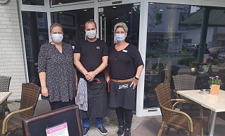 Bereit für die Wiedereröffnung: Mit dem vorgeschriebenen Mundschutz waren Christina Deese, Don Pepe und Doreen Kislat auf Gäste in der Brasserie Sol y Sombra. - Hermann Ludwig Bereit für die Wiedereröffnung: Mit dem vorgeschriebenen Mundschutz waren Christina Deese, Don Pepe und Doreen Kislat auf Gäste in der Brasserie Sol y Sombra. - Hermann Ludwig
