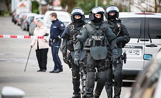 Am frühen Morgen kamen schwer gepanzerte SEK-Beamte der Polizei. - Christian Mathiesen Am frühen Morgen kamen schwer gepanzerte SEK-Beamte der Polizei. - Christian Mathiesen