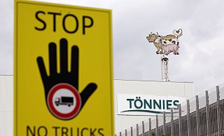Der Schlachtkonzern Tönnies mit Sitz in Rheda-Wiedenbrück ist Deutschlands größte Fleischfabrik. - picture alliance / Geisler-Fotopress Der Schlachtkonzern Tönnies mit Sitz in Rheda-Wiedenbrück ist Deutschlands größte Fleischfabrik. - picture alliance / Geisler-Fotopress