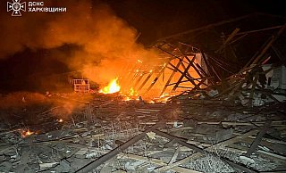 Immer wieder beschießt Russland nachts die ukrainische Großstadt Charkiw nahe der Grenze (Archivbild) - Uncredited/Ukrainian Emergency Service/AP/dpa Immer wieder beschießt Russland nachts die ukrainische Großstadt Charkiw nahe der Grenze (Archivbild) - Uncredited/Ukrainian Emergency Service/AP/dpa