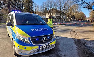 Die Polizei hatte den Bereich rund um die Kaserne in Höxter weiträumig abgesperrt, nachdem der Mann auf das Gelände gefahren war. - Thomas Kube Die Polizei hatte den Bereich rund um die Kaserne in Höxter weiträumig abgesperrt, nachdem der Mann auf das Gelände gefahren war. - Thomas Kube