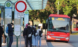 Wer einen weiten Weg zur Schule hat, nutzt besonders häufig den Bus als Verkehrsmittel. Doch auch das Elterntaxi steht bei vielen Familien hoch im Kurs. - Claus Frickemeier Wer einen weiten Weg zur Schule hat, nutzt besonders häufig den Bus als Verkehrsmittel. Doch auch das Elterntaxi steht bei vielen Familien hoch im Kurs. - Claus Frickemeier
