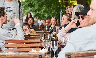 Noch können die Gäste bei Sommerwetter draußen sitzen. Doch wie wird es in diesem Herbst? Fragen sich Gastronomen. Denn die Zahlen steigen schon wieder. - picture alliance/dpa / Symbolbild Noch können die Gäste bei Sommerwetter draußen sitzen. Doch wie wird es in diesem Herbst? Fragen sich Gastronomen. Denn die Zahlen steigen schon wieder. - picture alliance/dpa / Symbolbild