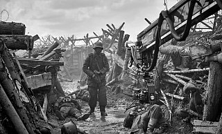 Schauspieler Felix Kammerer in einer Szene der Neuverfilmung des Kriegsfilm-Klassikers «Im Westen nichts Neues». - Foto: Reiner Bajo/Netflix/dpa Schauspieler Felix Kammerer in einer Szene der Neuverfilmung des Kriegsfilm-Klassikers «Im Westen nichts Neues». - Foto: Reiner Bajo/Netflix/dpa