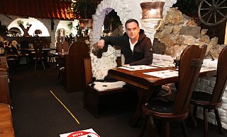 Ante Toni Kukavica, Inhaber des Argentina Steakhouse Paderborn, rückt in seinem Restaurant die Tische auseinander und bringt Spuckschutz an. Laut Vorgaben des Landes müssen 1,5-Meter-Abstand zwischen den Gästen eingehalten werden. - Mareike Gröneweg Ante Toni Kukavica, Inhaber des Argentina Steakhouse Paderborn, rückt in seinem Restaurant die Tische auseinander und bringt Spuckschutz an. Laut Vorgaben des Landes müssen 1,5-Meter-Abstand zwischen den Gästen eingehalten werden. - Mareike Gröneweg