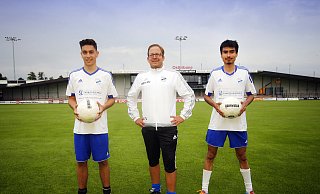 Zuversichtlich: Verls Trainer Daniel Lubsch (Mitte) mit seinen Neuen Lukas von Prondzinski (l.) und Luis Moreno. - Henrik Martinschledde Zuversichtlich: Verls Trainer Daniel Lubsch (Mitte) mit seinen Neuen Lukas von Prondzinski (l.) und Luis Moreno. - Henrik Martinschledde