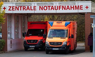 Zwei Rettungswagen stehen an der Zentralen Notaufnahme eines Klinikums in der Region Hannover. (Archivbild). - Foto: Julian Stratenschulte/dpa Zwei Rettungswagen stehen an der Zentralen Notaufnahme eines Klinikums in der Region Hannover. (Archivbild). - Foto: Julian Stratenschulte/dpa