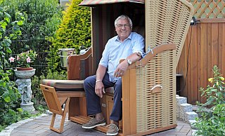 Der gewonnene Strandkorb ist Udo Freybergs neuer Lieblingsplatz im Garten. - Frank-Michael Kiel-Steinkamp Der gewonnene Strandkorb ist Udo Freybergs neuer Lieblingsplatz im Garten. - Frank-Michael Kiel-Steinkamp