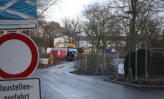 Seit mehreren Tagen sind die Bagger am Freibad am Werk. Erst wurden die alten Gebäude abgerissen, gestern war der Sprungturm an der Reihe, in der kommenden Woche folgen die Becken. - Björn Kenter Seit mehreren Tagen sind die Bagger am Freibad am Werk. Erst wurden die alten Gebäude abgerissen, gestern war der Sprungturm an der Reihe, in der kommenden Woche folgen die Becken. - Björn Kenter