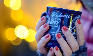 Die Preise für Glühwein sind auf dem Herforder Weihnachtsmarkt stabil geblieben. - picture alliance/dpa/dpa-Zentralbild Die Preise für Glühwein sind auf dem Herforder Weihnachtsmarkt stabil geblieben. - picture alliance/dpa/dpa-Zentralbild