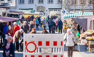 Die Wochenmarkt-Händler müssen zur Weihnachtsmarktzeit stets umziehen. In diesem Jahr sogar noch weiter. - Besim Mazhiqi Die Wochenmarkt-Händler müssen zur Weihnachtsmarktzeit stets umziehen. In diesem Jahr sogar noch weiter. - Besim Mazhiqi