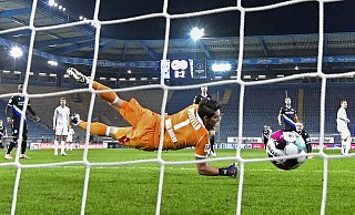 Da schlägt’s ein: Bayern Münchens inzwischen zum Weltfußballer ernannter Mittelstürmer Robert Lewandowski (r.) erzielt im Hinspiel in der Schüco-Arena das zwischenzeitliche 0:3. Arminias Torhüter Stefan Ortega Moreno fliegt vergebens. Am Ende unterliegt Bielefeld 1:4. - picture alliance Da schlägt’s ein: Bayern Münchens inzwischen zum Weltfußballer ernannter Mittelstürmer Robert Lewandowski (r.) erzielt im Hinspiel in der Schüco-Arena das zwischenzeitliche 0:3. Arminias Torhüter Stefan Ortega Moreno fliegt vergebens. Am Ende unterliegt Bielefeld 1:4. - picture alliance