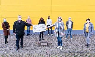 Carsten Hähnel, ein Administrator der Facebook-Gruppe "Herford verbindet", an Hilke Fabry vom Verein Karlsson. Mit dabei sind die Silke Landwehr (v.l.), Claudia Siekmann, Thorsten Lüer und Maike Drescher sowie Tim Hellmann (dahinter) und Alexander Lang, von Bonitas, Haupsonsor des Karlsson-Vereins. - Ralf Bittner Carsten Hähnel, ein Administrator der Facebook-Gruppe "Herford verbindet", an Hilke Fabry vom Verein Karlsson. Mit dabei sind die Silke Landwehr (v.l.), Claudia Siekmann, Thorsten Lüer und Maike Drescher sowie Tim Hellmann (dahinter) und Alexander Lang, von Bonitas, Haupsonsor des Karlsson-Vereins. - Ralf Bittner