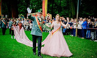 Fröhliche Regenten: Das Königspaar Ralf Brinkmann und Monika Koch. - Besim Mazhiqi Fröhliche Regenten: Das Königspaar Ralf Brinkmann und Monika Koch. - Besim Mazhiqi