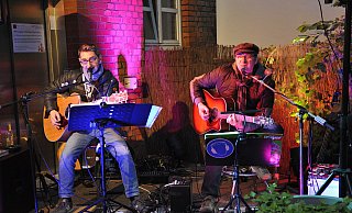 Endlich wieder live: Daniel Farrokh (li.) und Manfred Olke, bekannt als Gitarrenduo Danni & Manni, spielen beim Auftakt der Reihe Zimmerlautstärke im Biergarten der Druckerei. - Sandra C. Siegemund Endlich wieder live: Daniel Farrokh (li.) und Manfred Olke, bekannt als Gitarrenduo Danni & Manni, spielen beim Auftakt der Reihe Zimmerlautstärke im Biergarten der Druckerei. - Sandra C. Siegemund