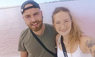 Sophie und Lukas erkunden die mexikanische Halbinsel Yacután. Im Hintergrund liegt ein pinker See, dort gibt es sehr viele Flamingos zu sehen. - Sophie Luchtmeier Sophie und Lukas erkunden die mexikanische Halbinsel Yacután. Im Hintergrund liegt ein pinker See, dort gibt es sehr viele Flamingos zu sehen. - Sophie Luchtmeier
