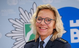 Margit Picker ist die neue Vorgesetzte aller fast 600 Beschäftigten bei der Paderborner Kreispolizeibehörde. Dieses Foto entstand zuvor, als sie in Bielefeld tätig war. - Andreas Zobe Margit Picker ist die neue Vorgesetzte aller fast 600 Beschäftigten bei der Paderborner Kreispolizeibehörde. Dieses Foto entstand zuvor, als sie in Bielefeld tätig war. - Andreas Zobe