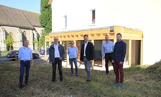 Betriebsinhaber Bernd Krome (v. l.), Immobilien-Eigentümer Werner Pollmann, Andrea Matheus (Krome), Bürgermeister Rainer Vidal, Stefan Buch (Krome) und Marian Claes (Architekturbüro Claes) stehen dort, wo schon bald der gastronomische Außenbereich des Cafés am Richterplatz entstehen soll. - Madita Schellenberg Betriebsinhaber Bernd Krome (v. l.), Immobilien-Eigentümer Werner Pollmann, Andrea Matheus (Krome), Bürgermeister Rainer Vidal, Stefan Buch (Krome) und Marian Claes (Architekturbüro Claes) stehen dort, wo schon bald der gastronomische Außenbereich des Cafés am Richterplatz entstehen soll. - Madita Schellenberg