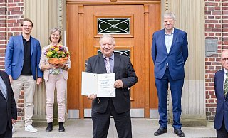 Dekan Frank Ulrich Müller, ÄKWL-Präsident Hans-Albert Gehle und der Ärztliche Direktor des UKM, Hugo Van Aken, (v.l.) gratulieren Theodor Windhorst (m.) zur Honorarprofessur. Mit dabei sind auch Windhorsts Ehefrau Inge und Sohn Christoph (hinten l.). - UKM Dekan Frank Ulrich Müller, ÄKWL-Präsident Hans-Albert Gehle und der Ärztliche Direktor des UKM, Hugo Van Aken, (v.l.) gratulieren Theodor Windhorst (m.) zur Honorarprofessur. Mit dabei sind auch Windhorsts Ehefrau Inge und Sohn Christoph (hinten l.). - UKM