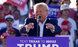 Der ehemalige US-Präsident Donald Trump macht anderen Vorwürfe. - Nathan Howard/AP/dpa Der ehemalige US-Präsident Donald Trump macht anderen Vorwürfe. - Nathan Howard/AP/dpa
