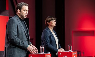Die SPD-Vorsitzenden Saskia Esken (r) und Lars Klingbeil äußern sich bei einer Pressekonferenz zu der Klausur des SPD-Präsidiums. - Bernd von Jutrczenka/dpa Die SPD-Vorsitzenden Saskia Esken (r) und Lars Klingbeil äußern sich bei einer Pressekonferenz zu der Klausur des SPD-Präsidiums. - Bernd von Jutrczenka/dpa