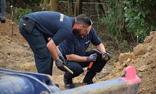 Mit vorsichtigen Hammerschlägen beseitigen die beiden Männer des Kampfmittelräumdienstes das Fundstück von Dreck. - Ilja Regier Mit vorsichtigen Hammerschlägen beseitigen die beiden Männer des Kampfmittelräumdienstes das Fundstück von Dreck. - Ilja Regier