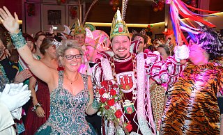 Prinz Marc (Obermann), "der sanftmütige Löwe der fröhlichen Savanne" und Prinzessin Heike (Brockmann), "die strahlende Flamme am Himmel Afrikas" ziehen als neues Prinzenpaar in die Steinheimer Stadthalle ein. - Jonas Gröne Prinz Marc (Obermann), "der sanftmütige Löwe der fröhlichen Savanne" und Prinzessin Heike (Brockmann), "die strahlende Flamme am Himmel Afrikas" ziehen als neues Prinzenpaar in die Steinheimer Stadthalle ein. - Jonas Gröne