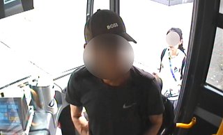 Am 18. Dezember 2024 hat die Polizei mit diesem, seinerzeit ungepixelten Foto für wenige Stunden nach einem Mann aus dem Kreis Gütersloh gefahndet, weil sie ihn für einen Sextäter hielt. Der 50-Jährige stellte sich am selben Tag. Jetzt kam raus: Er ist offenbar unschuldig und die Vorwürfe sind nur erfunden. - privat Am 18. Dezember 2024 hat die Polizei mit diesem, seinerzeit ungepixelten Foto für wenige Stunden nach einem Mann aus dem Kreis Gütersloh gefahndet, weil sie ihn für einen Sextäter hielt. Der 50-Jährige stellte sich am selben Tag. Jetzt kam raus: Er ist offenbar unschuldig und die Vorwürfe sind nur erfunden. - privat
