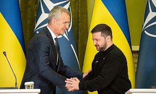 Shakehands: Nato-Generalsekretär Jens Stoltenberg (l.) und der ukrainische Präsident Wolodymyr Selenskyj. - Efrem Lukatsky/AP/dpa Shakehands: Nato-Generalsekretär Jens Stoltenberg (l.) und der ukrainische Präsident Wolodymyr Selenskyj. - Efrem Lukatsky/AP/dpa