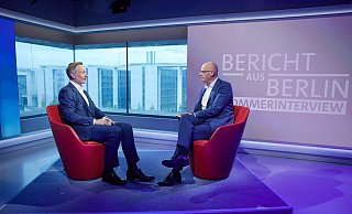 FDP-Chef Lindner sieht seine Partei in der Ampel als Korrektiv: Stellen uns einer Politik entgegen, die SPD und Grüne ohne uns machen würden. - Joerg Carstensen/dpa FDP-Chef Lindner sieht seine Partei in der Ampel als Korrektiv: Stellen uns einer Politik entgegen, die SPD und Grüne ohne uns machen würden. - Joerg Carstensen/dpa
