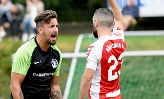Die Szene des Spiels: Lohes Andreas Vidovic blickt seinem Gegenspieler Deniz Poyraz tief in die Augen, nachdem er den finalen Pass zum 5:5-Ausgleich gespielt hat. - Jürgen Krüger Die Szene des Spiels: Lohes Andreas Vidovic blickt seinem Gegenspieler Deniz Poyraz tief in die Augen, nachdem er den finalen Pass zum 5:5-Ausgleich gespielt hat. - Jürgen Krüger