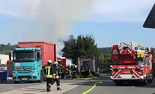 Die Feuerwehr löscht einen Brand in einem Beverunger Entsorgungszentrum. - Nicole Niemann Die Feuerwehr löscht einen Brand in einem Beverunger Entsorgungszentrum. - Nicole Niemann